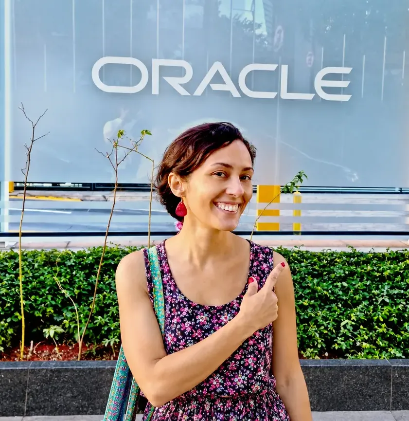 Carolina Kadix diante do edifício da Oracle em São Paulo